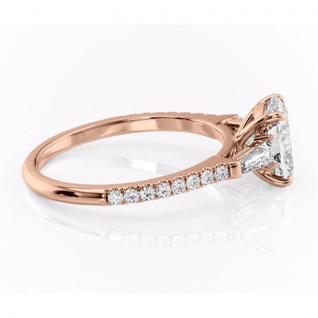 Inel de logodnă Theodora din aur Rose 14kt cu moissanite tăietură asscher – Montură cu trei pietre rafinată pentru profil înalt | Personalizează și configurează gratuit online [1]