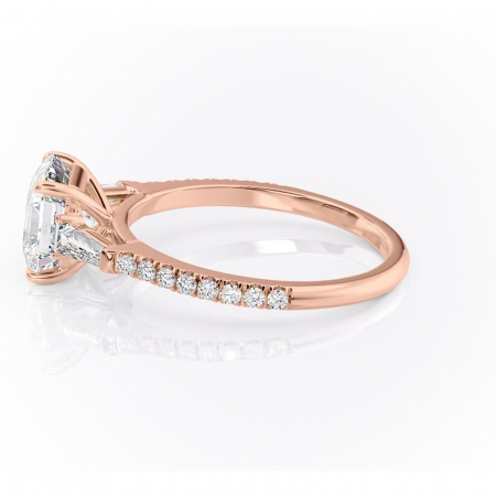 Inel de logodnă Theodora din aur Rose 18kt cu moissanite tăietură asscher – Montură cu trei pietre rafinată pentru profil înalt | Personalizează și configurează gratuit online [5]