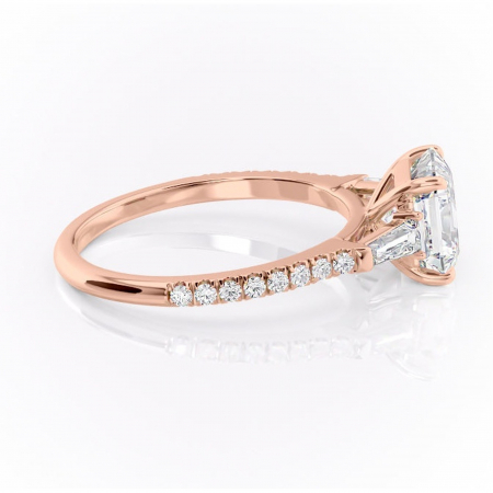 Inel de logodnă Theodora din aur Rose 18kt cu moissanite tăietură asscher – Montură cu trei pietre rafinată pentru profil înalt | Personalizează și configurează gratuit online [1]