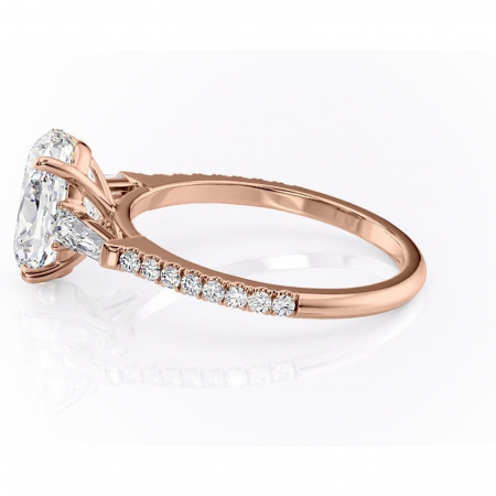 Inel de logodnă Theodora din aur Rose 14kt cu moissanite tăietură ovală – Montură cu trei pietre rafinată pentru profil înalt | Personalizează și configurează gratuit online [5]