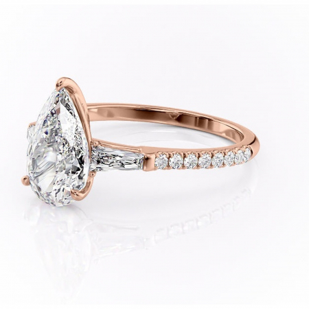 Inel de logodnă Theodora din aur Rose 18kt cu moissanite tăietură pară – Montură cu trei pietre rafinată pentru profil înalt | Personalizează și configurează gratuit online [6]