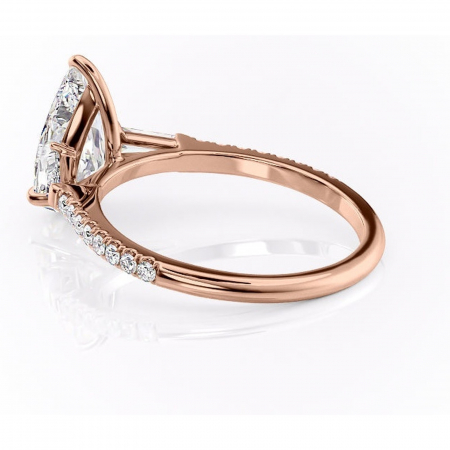 Inel de logodnă Theodora din aur Rose 18kt cu moissanite tăietură pară – Montură cu trei pietre rafinată pentru profil înalt | Personalizează și configurează gratuit online [4]