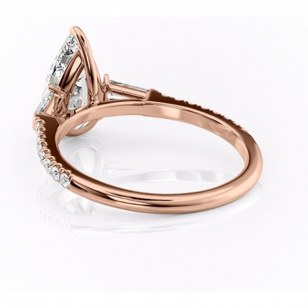 Inel de logodnă Theodora din aur Rose 18kt cu moissanite tăietură pară – Montură cu trei pietre rafinată pentru profil înalt | Personalizează și configurează gratuit online [3]