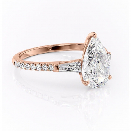 18K - Inel de logodnă Theodora din aur Rose 18kt cu moissanite tăietură pară – Montură cu trei pietre rafinată pentru profil înalt | Personalizează și configurează gratuit online