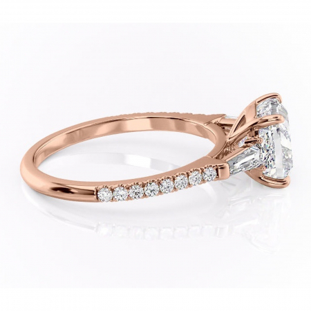 Inel de logodnă Theodora din aur Rose 18kt cu moissanite tăietură pernă – Montură cu trei pietre rafinată pentru profil înalt | Personalizează și configurează gratuit online [1]