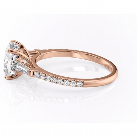 Inel de logodnă Theodora din aur Rose 18kt cu moissanite tăietură pernă – Montură cu trei pietre rafinată pentru profil înalt | Personalizează și configurează gratuit online [5]