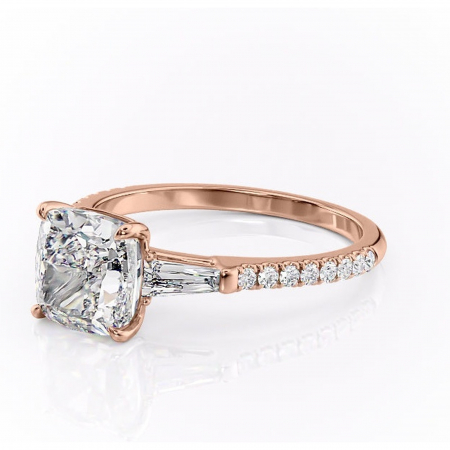 Inel de logodnă Theodora din aur Rose 18kt cu moissanite tăietură pernă – Montură cu trei pietre rafinată pentru profil înalt | Personalizează și configurează gratuit online [6]