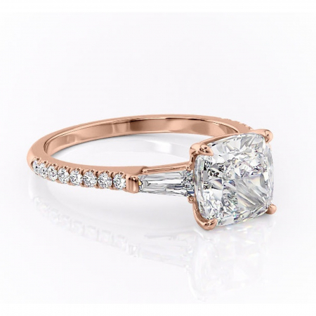 Aur roz - Inel de logodnă Theodora din aur Rose 18kt cu moissanite tăietură pernă – Montură cu trei pietre rafinată pentru profil înalt | Personalizează și configurează gratuit online