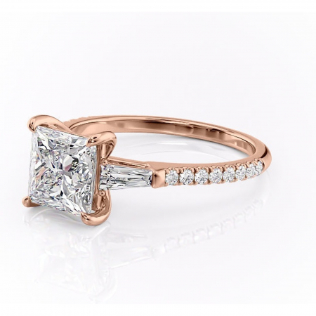 Inel de logodnă Theodora din aur Rose 18kt cu moissanite tăietură princess – Montură cu trei pietre rafinată pentru profil înalt | Personalizează și configurează gratuit online [6]