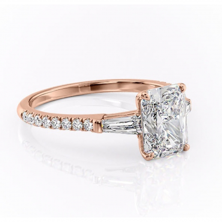 Radiantă - Inel de logodnă Theodora din aur Rose 18kt cu moissanite tăietură radiantă – Montură cu trei pietre rafinată pentru profil înalt | Personalizează și configurează gratuit online