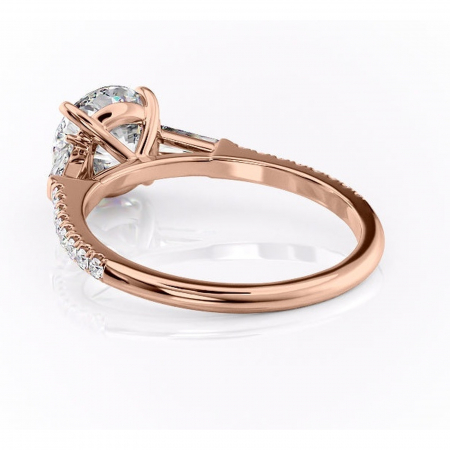 Inel de logodnă Theodora din aur Rose 14kt cu moissanite tăietură rotundă – Montură cu trei pietre rafinată pentru profil înalt | Personalizează și configurează gratuit online [3]