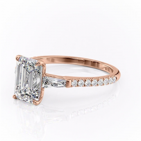 Inel de logodnă Theodora din aur Rose 14kt cu moissanite tăietură smarald – Montură cu trei pietre rafinată pentru profil înalt | Personalizează și configurează gratuit online [6]