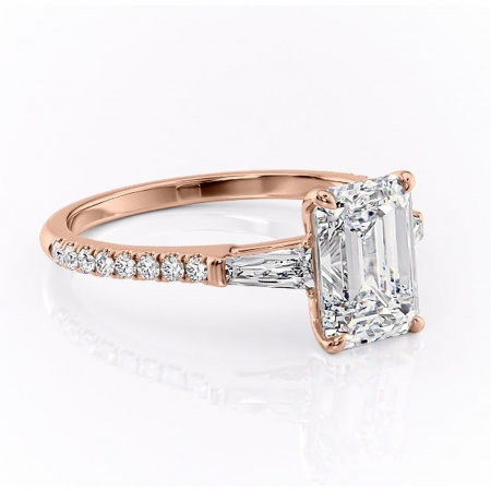 14K - Inel de logodnă Theodora din aur Rose 14kt cu moissanite tăietură smarald – Montură cu trei pietre rafinată pentru profil înalt | Personalizează și configurează gratuit online