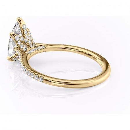 Inel de logodnă Tove din aur Galben 18kt cu moissanite tăietură pară – Montură pavé rafinată pentru profil înalt | Personalizează și configurează gratuit online [4]
