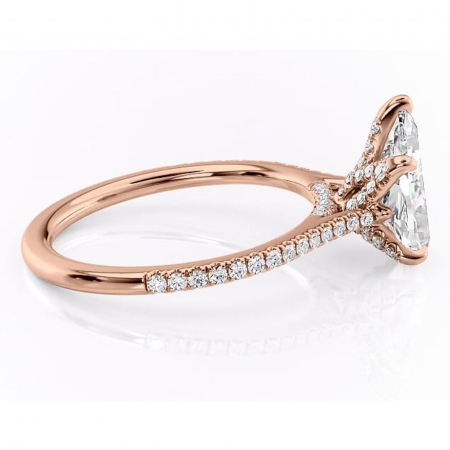 Inel de logodnă Tove din aur Rose 18kt cu moissanite tăietură pară – Montură pavé rafinată pentru profil înalt | Personalizează și configurează gratuit online [1]