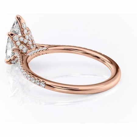 Inel de logodnă Tove din aur Rose 18kt cu moissanite tăietură pară – Montură pavé rafinată pentru profil înalt | Personalizează și configurează gratuit online [4]