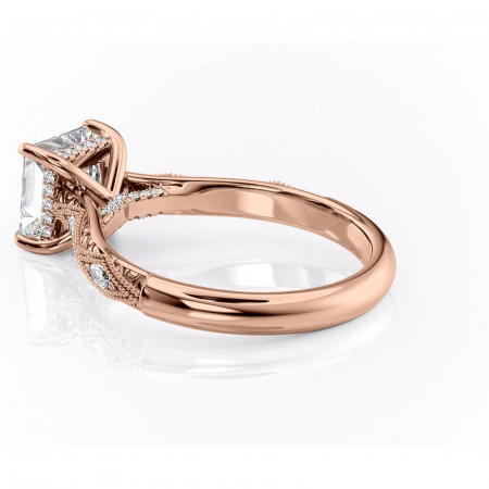 Inel de logodnă Vespera din aur Rose 18kt cu moissanite tăietură princess – Pietre laterale rafinată pentru profil înalt | Personalizează și configurează gratuit online [4]
