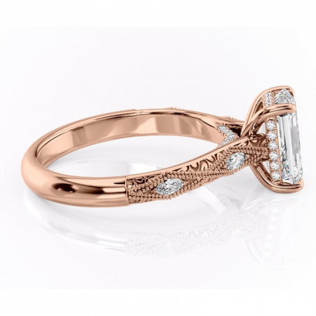 Inel de logodnă Vespera din aur Rose 18kt cu moissanite tăietură smarald – Pietre laterale rafinată pentru profil înalt | Personalizează și configurează gratuit online [1]