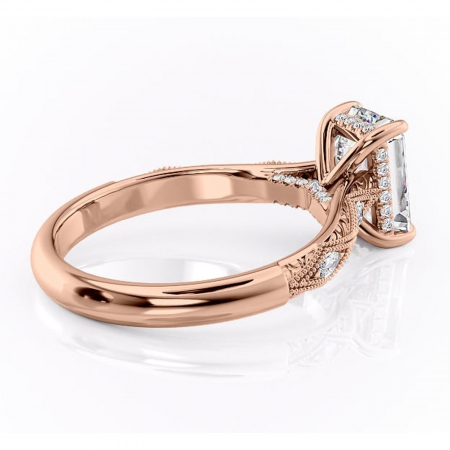 Inel de logodnă Vespera din aur Rose 18kt cu moissanite tăietură smarald – Pietre laterale rafinată pentru profil înalt | Personalizează și configurează gratuit online [2]