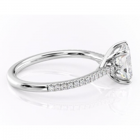 Inel de logodnă Victoria din aur Alb 14kt cu moissanite tăietură pernă – Montură pavé rafinată pentru profil mediu | Personalizează și configurează gratuit online [1]