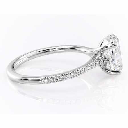 Inel de logodnă Victoria din aur Alb 14kt cu moissanite tăietură ovală – Montură pavé rafinată pentru profil mediu | Personalizează și configurează gratuit online [1]