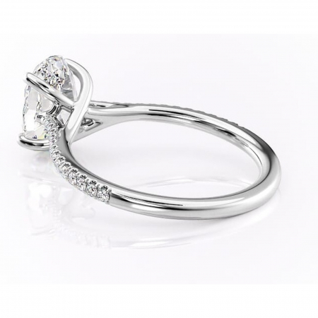 Inel de logodnă Victoria din aur Alb 14kt cu moissanite tăietură ovală – Montură pavé rafinată pentru profil mediu | Personalizează și configurează gratuit online [4]