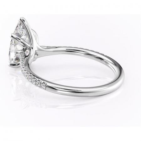 Inel de logodnă Victoria din aur Alb 14kt cu moissanite tăietură pară – Montură pavé rafinată pentru profil mediu | Personalizează și configurează gratuit online [4]