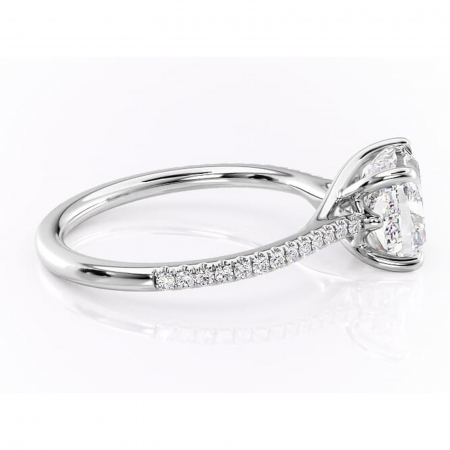 Inel de logodnă Victoria din aur Alb 14kt cu moissanite tăietură pernă – Montură pavé rafinată pentru profil mediu | Personalizează și configurează gratuit online [1]