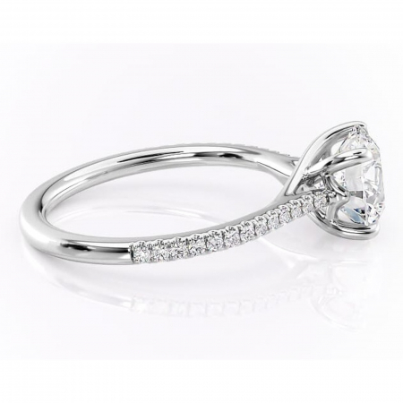 Inel de logodnă Victoria din aur Alb 14kt cu moissanite tăietură rotundă – Montură pavé rafinată pentru profil mediu | Personalizează și configurează gratuit online [1]