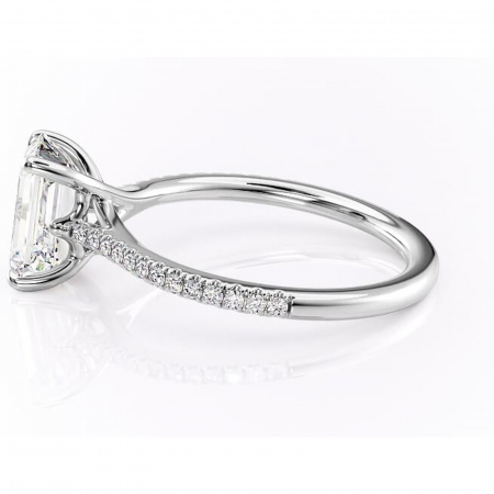 Inel de logodnă Victoria din aur Alb 14kt cu moissanite tăietură smarald – Montură pavé rafinată pentru profil mediu | Personalizează și configurează gratuit online [5]