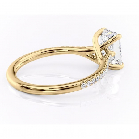 Inel de logodnă Victoria din aur Galben 14kt cu moissanite tăietură radiantă – Montură pavé rafinată pentru profil mediu | Personalizează și configurează gratuit online [2]