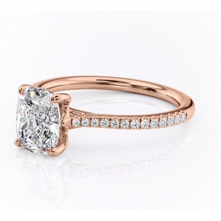 Inel de logodnă Victoria din aur Rose 14kt cu moissanite tăietură pernă – Montură pavé rafinată pentru profil mediu | Personalizează și configurează gratuit online [6]