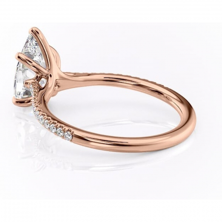 Inel de logodnă Victoria din aur Rose 18kt cu moissanite tăietură pară – Montură pavé rafinată pentru profil mediu | Personalizează și configurează gratuit online [4]