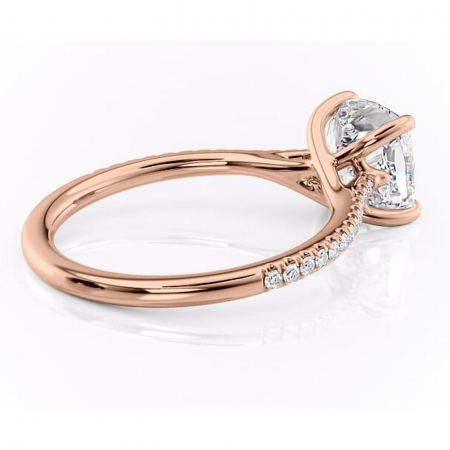 Inel de logodnă Victoria din aur Rose 18kt cu moissanite tăietură pernă – Montură pavé rafinată pentru profil mediu | Personalizează și configurează gratuit online [2]