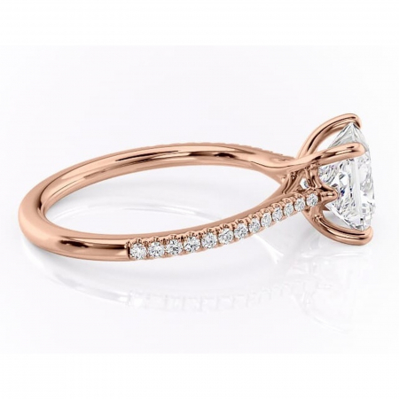 Inel de logodnă Victoria din aur Rose 18kt cu moissanite tăietură princess – Montură pavé rafinată pentru profil mediu | Personalizează și configurează gratuit online [1]