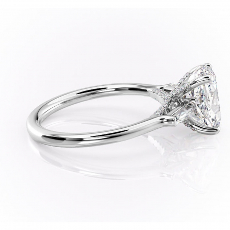 Inel de logodnă Ysella din aur Alb 14kt cu moissanite tăietură ovală – Montură cu trei pietre rafinată pentru profil înalt | Personalizează și configurează gratuit online [1]