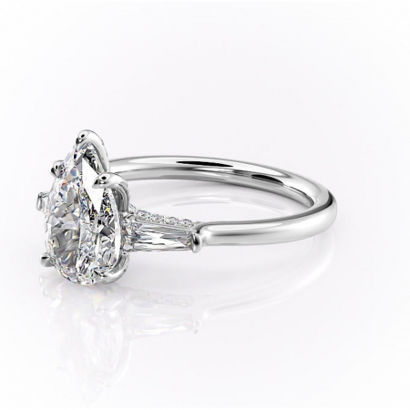 Inel de logodnă Ysella din aur Alb 14kt cu moissanite tăietură pară – Montură cu trei pietre rafinată pentru profil înalt | Personalizează și configurează gratuit online [6]