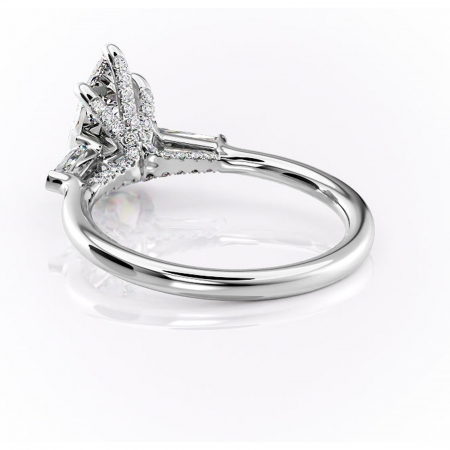 Inel de logodnă Ysella din aur Alb 14kt cu moissanite tăietură pară – Montură cu trei pietre rafinată pentru profil înalt | Personalizează și configurează gratuit online [3]