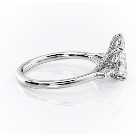 Inel de logodnă Ysella din aur Alb 14kt cu moissanite tăietură pară – Montură cu trei pietre rafinată pentru profil înalt | Personalizează și configurează gratuit online [1]