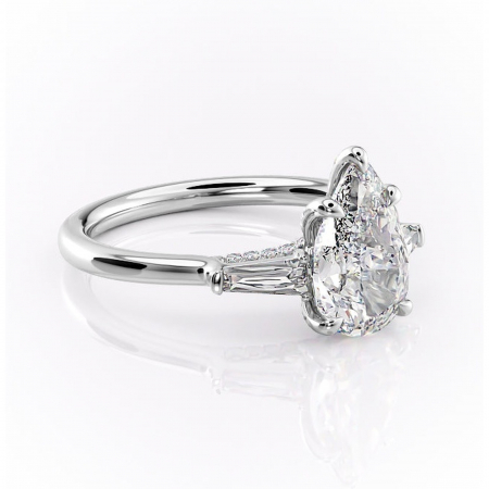 Pară - Inel de logodnă Ysella din aur Alb 14kt cu moissanite tăietură pară – Montură cu trei pietre rafinată pentru profil înalt | Personalizează și configurează gratuit online