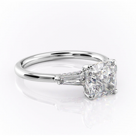 Pernă - Inel de logodnă Ysella din aur Alb 14kt cu moissanite tăietură pernă – Montură cu trei pietre rafinată pentru profil înalt | Personalizează și configurează gratuit online