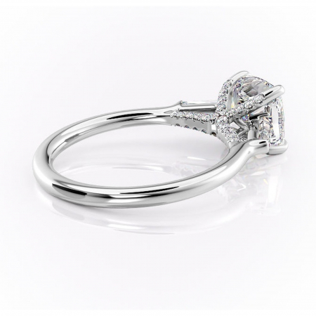 Inel de logodnă Ysella din aur Alb 14kt cu moissanite tăietură pernă – Montură cu trei pietre rafinată pentru profil înalt | Personalizează și configurează gratuit online [2]