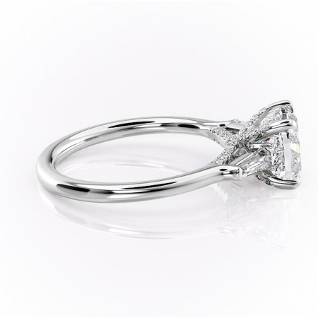 Inel de logodnă Ysella din aur Alb 14kt cu moissanite tăietură pernă – Montură cu trei pietre rafinată pentru profil înalt | Personalizează și configurează gratuit online [1]