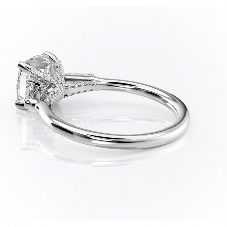 Inel de logodnă Ysella din aur Alb 14kt cu moissanite tăietură pernă – Montură cu trei pietre rafinată pentru profil înalt | Personalizează și configurează gratuit online [4]