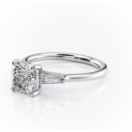 Inel de logodnă Ysella din aur Alb 14kt cu moissanite tăietură pernă – Montură cu trei pietre rafinată pentru profil înalt | Personalizează și configurează gratuit online [6]