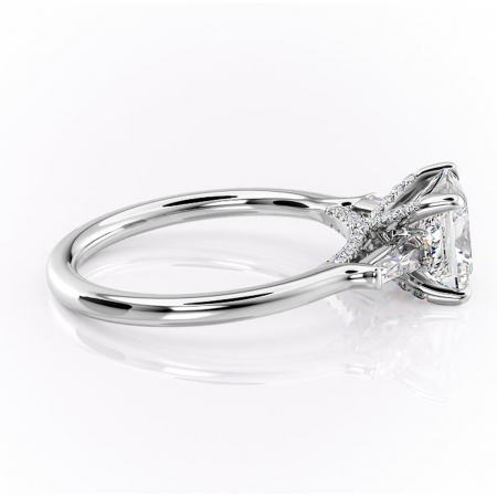 Inel de logodnă Ysella din aur Alb 14kt cu moissanite tăietură princess – Montură cu trei pietre rafinată pentru profil înalt | Personalizează și configurează gratuit online [1]