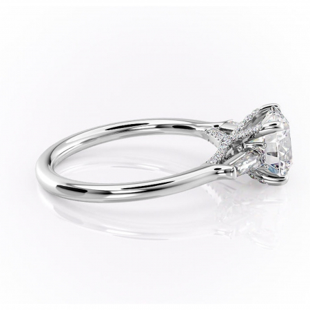 Inel de logodnă Ysella din aur Alb 14kt cu moissanite tăietură rotundă – Montură cu trei pietre rafinată pentru profil înalt | Personalizează și configurează gratuit online [1]