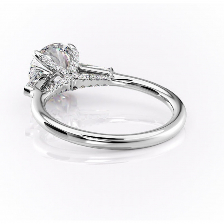 Inel de logodnă Ysella din aur Alb 14kt cu moissanite tăietură rotundă – Montură cu trei pietre rafinată pentru profil înalt | Personalizează și configurează gratuit online [3]