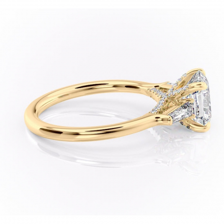 Inel de logodnă Ysella din aur Galben 14kt cu moissanite tăietură asscher – Montură cu trei pietre rafinată pentru profil înalt | Personalizează și configurează gratuit online [1]