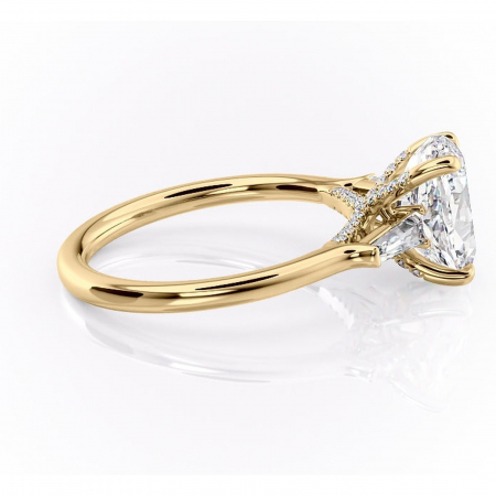 Inel de logodnă Ysella din aur Galben 14kt cu moissanite tăietură ovală – Montură cu trei pietre rafinată pentru profil înalt | Personalizează și configurează gratuit online [1]